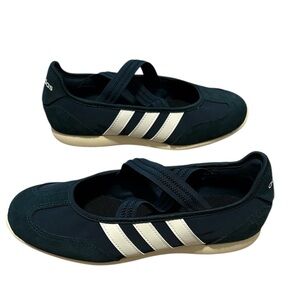 New Adidas Barreda Mary Jane flat green sneakerinas sz 7. Never worn